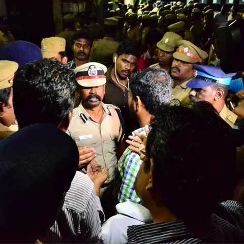 நடிகர் விஷால், தீபா வேட்பு மனுக்கள் நிராகரிப்பு... ஆதரவாளர்கள் மோதல்!