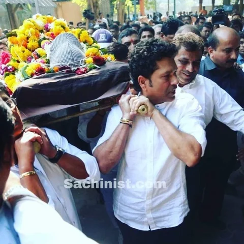 ``கிரிக்கெட்டில் ஏ பி சி டி கற்றுக்கொடுத்தவர்!”- ஆசானின் உடலை சுமந்து சென்ற சச்சின்