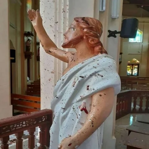 வலியின் சுவடாக எஞ்சி நிற்கும் இயேசு புகைப்படம் - இலங்கைத் தாக்குதலின் கோரம்!