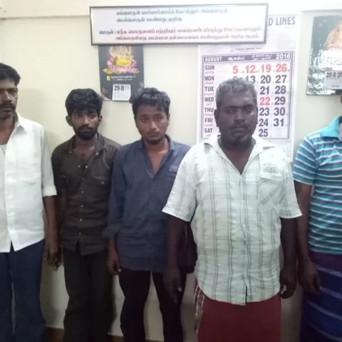 பயங்கர ஆயுதங்களுடன் தாக்கிய கூலிப்படையினர்... பிடித்துக்கொடுத்த பொதுமக்கள்... தப்பிய வியாபாரி!