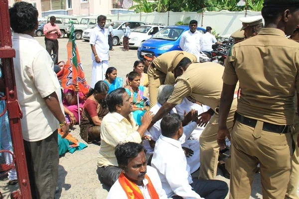 கிரண்பேடியை ஏன் அழைக்கவில்லை? அமைச்சரை முற்றுகையிட்டு பி.ஜே.பி.யினர் ஆவேசம்