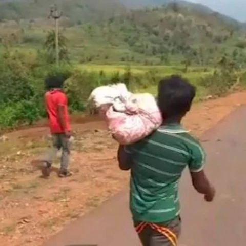 தொடரும் அவலம்..! இறந்த மகளின் உடலை தோளில் சுமந்து சென்ற தந்தை