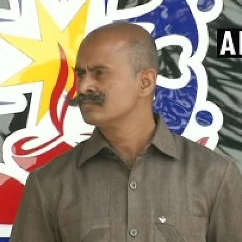 `உங்களுக்காக ஒருவன் இருக்கிறான்’ - உயிரிழந்த ராணுவ வீரர்களின் குடும்பங்களுக்குக் கடிதம் எழுதும் பாதுகாவலர்