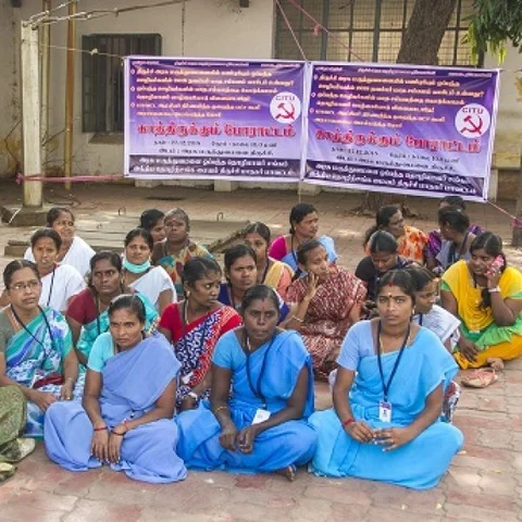`நவம்பர் மாத சம்பளம் இதுவரை வரவில்லை!’ - திருச்சி அரசு மருத்துவமனை ஒப்பந்தத் தொழிலாளர்கள் போராட்டம்