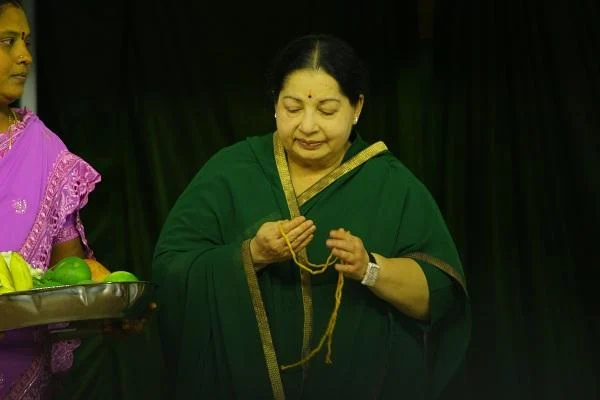 இடது கையில் ஜூஸ் குடிக்கும் ஜெயலலிதா - ஃபோட்டோ ஆதாரம் சொல்லும் உண்மை!