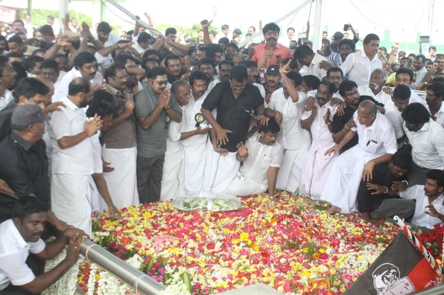 தடுமாறிய தினகரன்... விழுந்த கலைராஜன்... திணறிய தங்க தமிழ்ச்செல்வன்... ஜெ.சமாதியில் நடந்த தள்ளுமுள்ளு