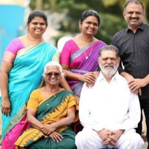 பேரறிவாளனின் பழைய, புதிய குடும்ப போட்டோவை வெளியிட்டு கண்கலங்கிய அற்புதம்மாள்!