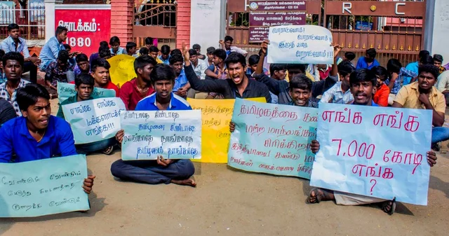 ’எங்க அம்மா வாங்குற சம்பளத்துல இதைத் தாங்க முடியுமான்னு தெரியல!’ - பேருந்துக் கட்டண உயர்வு குறித்து குமுறும் மாணவி