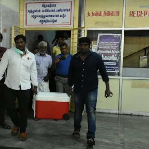 "என் மகன் எட்டு பேரோட உயிர்ல வாழுறான்!"- நெகிழ வைத்த தாய்