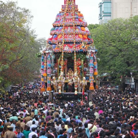 எங்கும் சிவமயமாக ஜொலிக்கும் திருமயிலையில் பங்குனித் திருவிழா திருத்தேர் பவனி! #VikatanPhotoStory