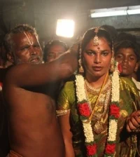 மகிழ்ச்சியையும், சோகத்தையும் கொட்டி தீர்த்த திருநங்கைகள் (படங்கள்)