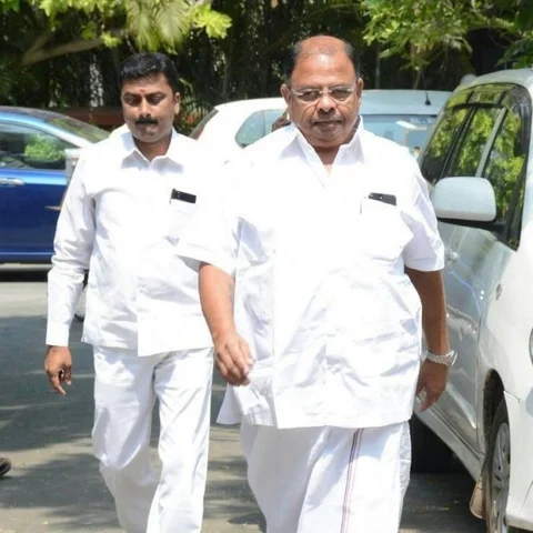 `அ.தி.முகவுடன் இணைப்பு எந்தச் சூழலிலும் சாத்தியமில்லை!’ - வெற்றிவேல்
