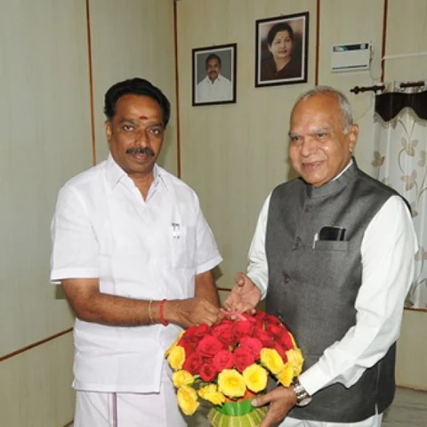 `மணல் கொள்ளையில் மாவட்ட நிர்வாகத்திற்கும் பங்கு இருக்கு' - கவர்னர் முன் கலெக்டரை அதிர வைத்த பா.ம.க நிர்வாகி!