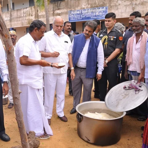 கஜா புயல் பாதிப்பு - நாகையில் ஆய்வு செய்த ஆளுநர் பன்வாரிலால் புரோஹித்!