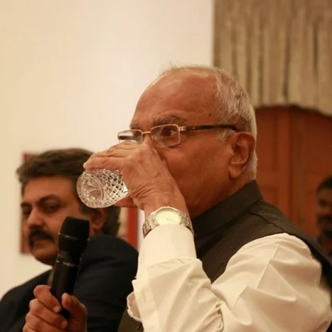 `நீங்கள் என் கன்னத்தைத் தட்டியிருக்கக் கூடாது ஆளுநர் அவர்களே!’ - பெண் நிருபர் ஆதங்கம்