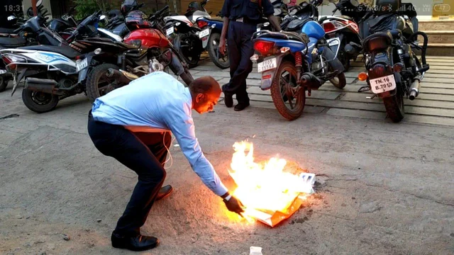 `மகனுக்கு கிஃப்ட் கொடுக்க வாங்கினேன்; ஆனால்....' - கடைமுன் செல்போனை எரித்த தந்தை