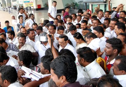 மதுரை வந்த மு.க.அழகிரி மௌனமாக சென்றார்!