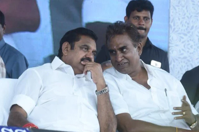 போஸ் கொடுக்க மட்டும் தான்... ரகசியம் பேச மணி அண்ட் கோ - அப்செட்டில் ஓ.பி.எஸ்!