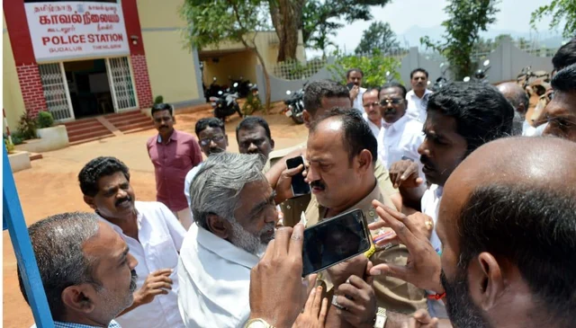 காரில் பணப்பட்டுவாடா செய்த அ.தி.மு.க-வினர்; பொறிவைத்துப் பிடித்த தி.மு.க-வினர்! - நீலகிரி தேர்தல் கலாட்டா