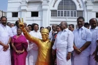 அ.தி.மு.க. தலைமையகத்தில் எம்.ஜி.ஆர் பிறந்தநாள் கொண்டாட்டம் - ஆல்பம்
