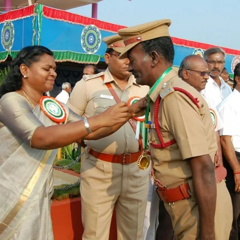 கலெக்டரால் பாராட்டப்பட்ட தீயணைப்பு அதிகாரி லஞ்சத்தால் சிக்கினார்!