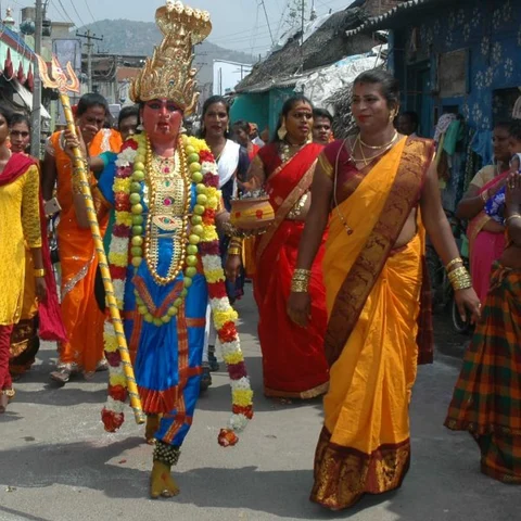 வேலூரில் மயானக் கொள்ளைத் திருவிழா கோலாகல கொண்டாட்டம்..!