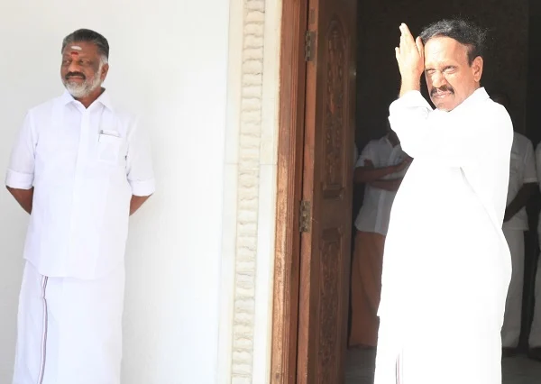 'எனக்காக சின்னம்மா காலில் விழுந்தார் பன்னீர்செல்வம்... ஏன் தெரியுமா?' - கொதிக்கும் தம்பிதுரை