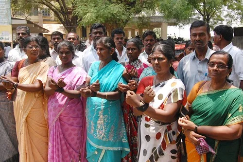 மதுக்கடைக்கு எதிராக கிராம மக்கள் நூதன போராட்டம்! (படங்கள்)