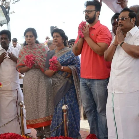 "என்னுடைய ஆதங்கத்துக்கு காலம் பதில் சொல்லும்..!" கருணாநிதி நினைவிடத்தில் கொந்தளித்த அழகிரி