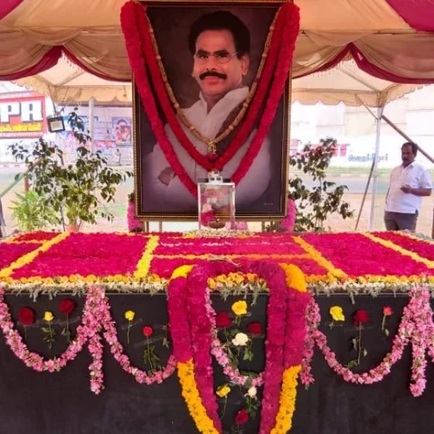 `சசிகலாவுக்கு இது தெரியுமா?’ - நடராசனின் பிறந்தநாளில் உறவினர்கள் வேதனை!