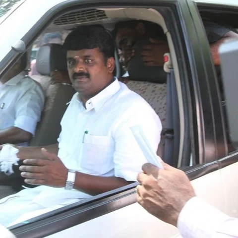 "இப்படி ஒரு டீலிங் இருக்கும்போது விஜயபாஸ்கரை எப்படி முதல்வர் நீக்குவார்"? - சமூக ஆர்வலர்கள்!
