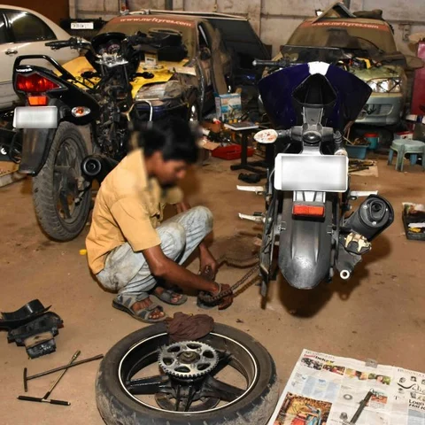 பைக்ல ஆயில் மாத்திப்போட்டா வாரன்ட்டி கிடையாதா? என்ன சொல்கின்றன பைக் நிறுவனங்கள்?!