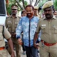 மதுரை குப்பைத் தொட்டியில் வெடிகுண்டுகள்: வரிச்சூர் செல்வம் சரண்!
