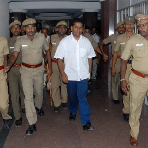 ஊழியர்கள் வீட்டையும் விட்டுவைக்காத அதிகாரிகள்! - லாட்டரி மார்ட்டினுக்கு செக் வைத்த ஐ.டி ரெய்டு