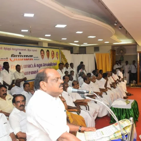 'அரசியலுக்கு வாங்க; ஆனா, தேசிங்குராஜா ஆகமுடியாது'- ரஜினியைக் கலாய்த்த வைத்திலிங்கம்