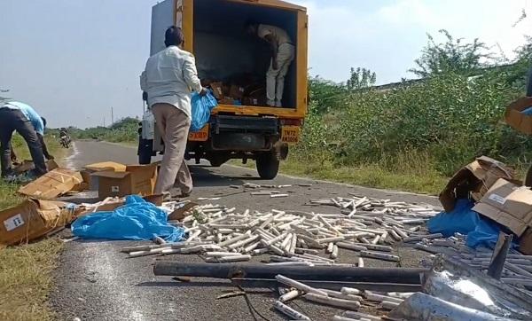 சாலையில் கவிந்த வேன்... சிதறிய வெடிபொருள்கள்... தப்பிய உயிர்கள்