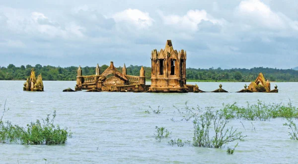 நீருக்குள் நிற்கும் தேவாலயம்!