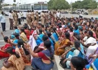 இரவில் போலீஸ் தொல்லை: பெண்கள் சாலை மறியல்