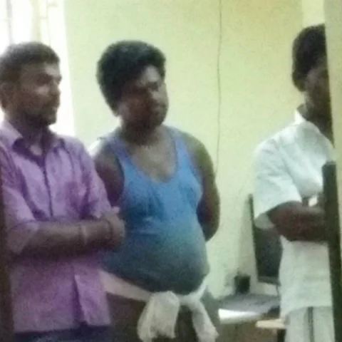 ஆர்.கே.நகரில், காமாட்சி விளக்கு விநியோகம்; டி.டி.வி.தினகரனின் ஆதரவாளர்கள் மூன்று பேர் சிக்கினர்