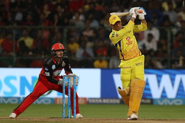 தோனியின் சிக்ஸூடன் பெங்களூருவை வீழ்த்தியது சென்னை!