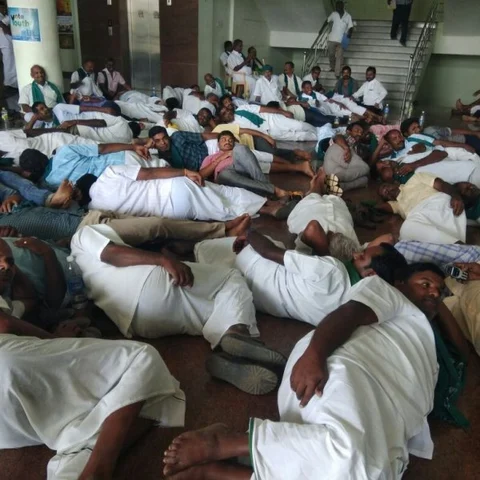 `கள்' இறக்க அனுமதியுங்கள்' - திருப்பூர் கலெக்டர் அலுவலகத்தில் திரண்ட விவசாயிகள்