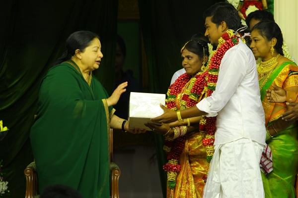 இடது கையில் ஜூஸ் குடிக்கும் ஜெயலலிதா - ஃபோட்டோ ஆதாரம் சொல்லும் உண்மை!