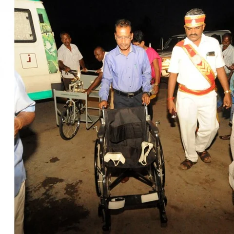 காலையில் கோரிக்கை... இரவே உதவி... மாற்றுத்திறனாளி இளைஞரை நெகிழவைத்த கரூர் கலெக்டர்!