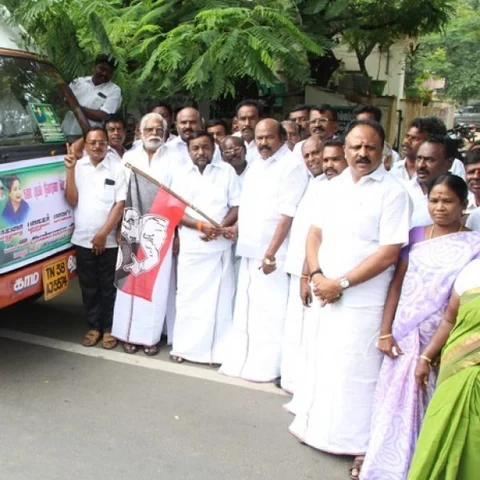 கஜா புயல் நிவாரணப் பொருள்களை அனுப்ப போட்டி போடும் மாவட்டச் செயலாளர்கள்!