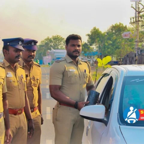 `சீட் பெல்ட் மாட்டுங்க ப்ளீஸ்; விதிகளைப் பின்பற்றினால் மரக்கன்று’- விறுவிறு விருதுநகர் காவல்துறை