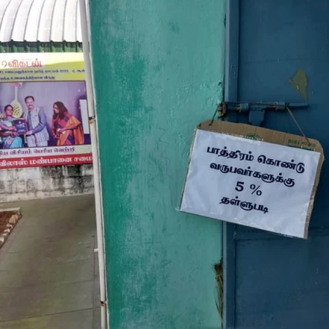 `பாத்திரம் கொண்டு வருபவர்களுக்கு 5% தள்ளுபடி!’ - பிளாஸ்டிக் ஒழிப்புக்கு கரூர் ஹோட்டல் அதிபரின் முயற்சி