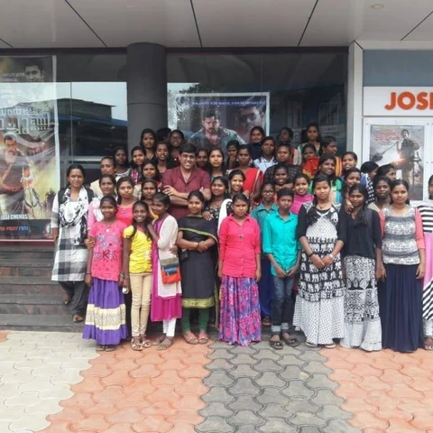 `2.O வேண்டாம்; `சர்கார்' வேண்டும்!' - குழந்தைகளின் ஆசையை நிறைவேற்றிய கலெக்டர்