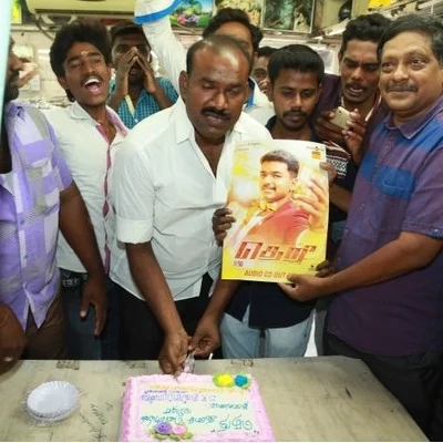 தெறி பாடல்கள் ஹிட் -கேக் வெட்டி கொண்டாடும் விஜய் ரசிகர்கள்