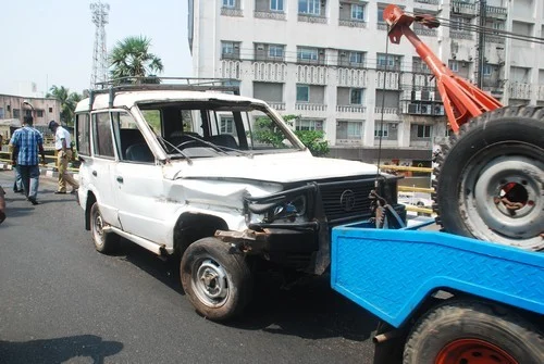 சென்னை: மேம்பாலத்தில் கார் மோதி வாலிபர் பலி! (படங்கள்)