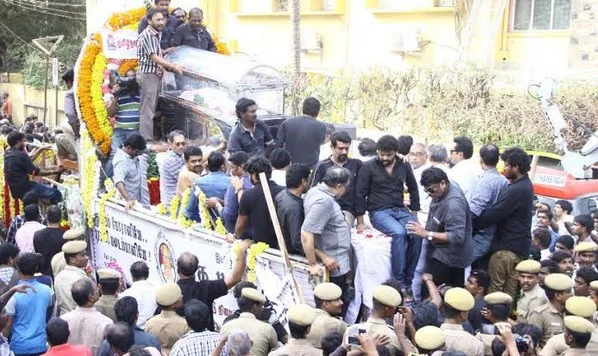 இயக்குனர் பாலசந்தர் உடல் தகனம்; இறுதி ஊர்வலத்தில் ஆயிரக்கணக்கானோர் பங்கேற்பு!